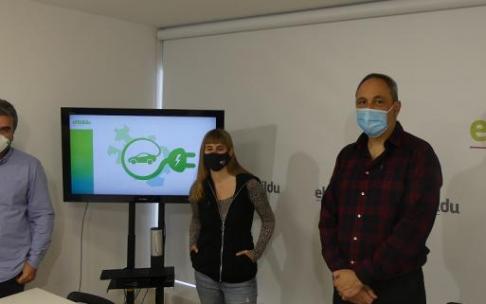 Los dirigentes de EH Bildu tras la rueda de prensa ofrecida hoy. Los dirigentes de EH Bildu tras la rueda de prensa ofrecida hoy.