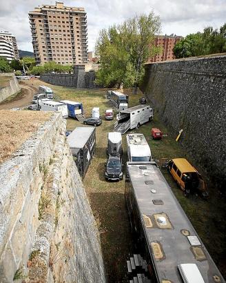 Remolques en los fosos de la Ciudadela. Foto: Javier Bergasa