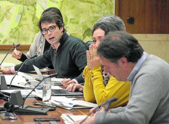 Iñaki García Calvo toma la palabra en una comisión durante su etapa como concejal del PP en el Ayuntamiento de Gasteiz. Foto: Alex Larretxi