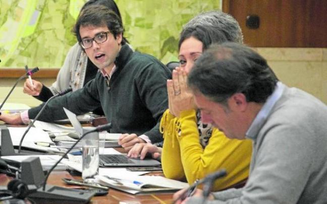 Iñaki García Calvo toma la palabra en una comisión durante su etapa como concejal del PP en el Ayuntamiento de Gasteiz. Foto: Alex Larretxi