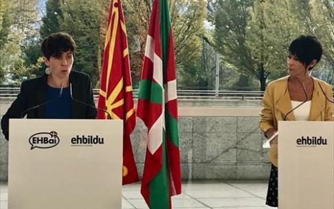 Las representantes de EH Bai y EH Bildu Anita Lopepe y Maddalen Iriarte