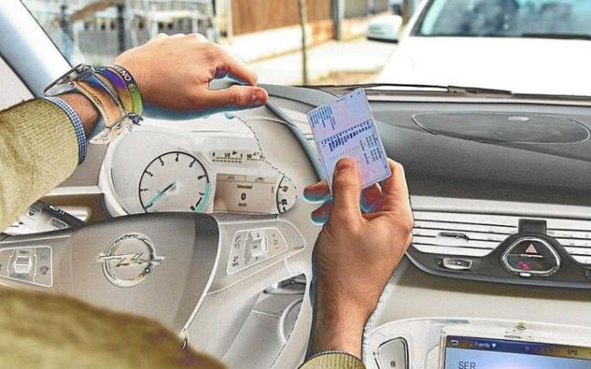 Conducir sin carnet está considerado un delito contra la Seguridad Vial.
