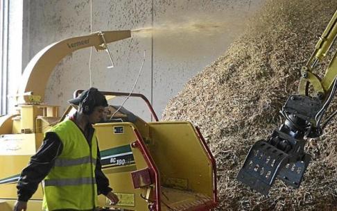 Un operario tritura sarmientos