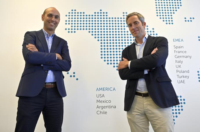 Unai Asla y Alberto López de Biñaspre, en la sede de la torre.