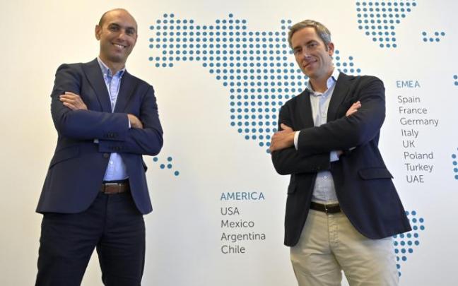 Unai Asla y Alberto López de Biñaspre, en la sede de la torre.