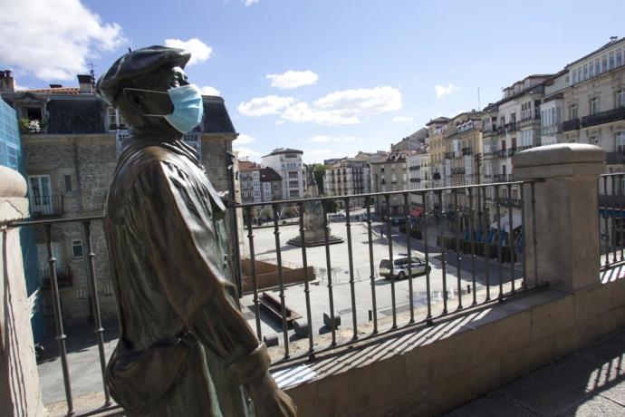 La estatua de Celedón durante el blindaje de la plaza de la Virgen Blanca.