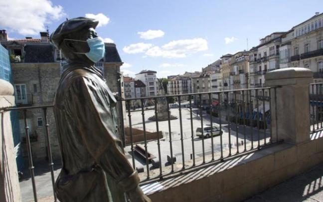 La estatua de Celedón durante el blindaje de la plaza de la Virgen Blanca.