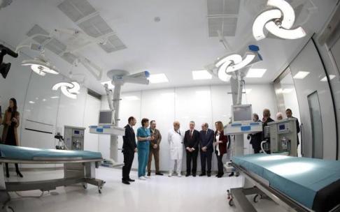 El lehendakari Iñigo Urkullu, junto a otras autoridades, durante una visita a los laboratorios de Biocruces