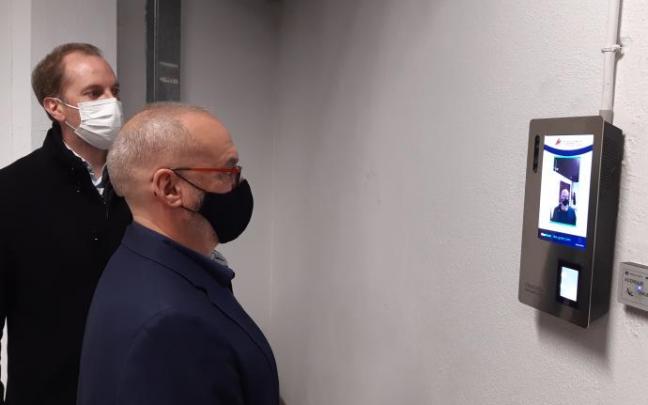 Cigudosa, junto al director gerente de NASERTIC, Iñaki Pinillos, probando el sistema de acceso biométrico por reconocimiento facial de la empresa pública. Cigudosa, junto al director gerente de NASERTIC, Iñaki Pinillos, probando el sistema de acceso biométrico por reconocimiento facial de la empresa pública.