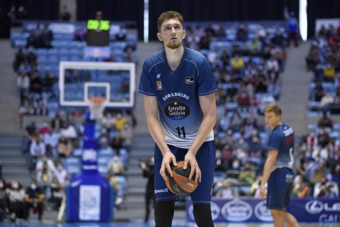 Laurynas Birutis, en la línea de tiros libres.