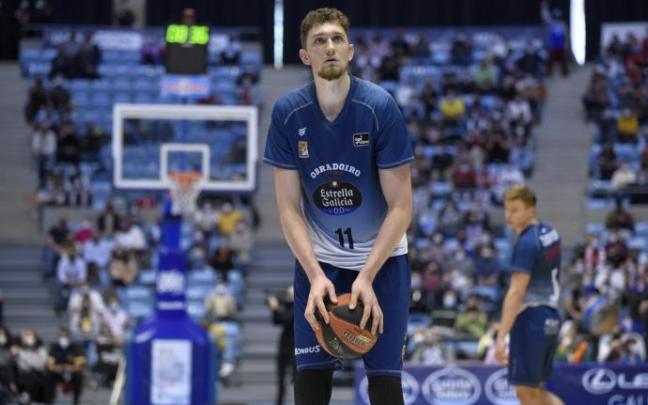 Laurynas Birutis, en la línea de tiros libres.