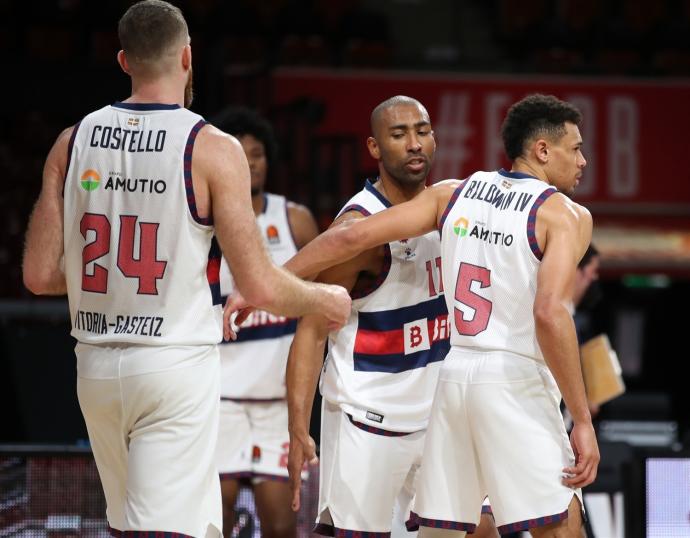 Los jugadores del Baskonia celebran una canasta