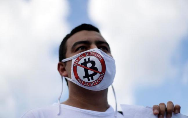 La implantación del bitcoin como moneda oficial ha provocado protestas contra el Gobierno de Bukele La implantación del bitcoin como moneda oficial ha provocado protestas contra el Gobierno de Bukele