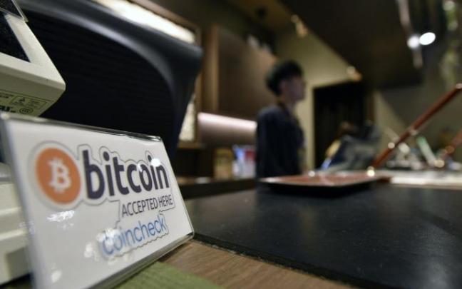 Un cartel informa de que se acepta bitcóin como medio de pago. Un cartel informa de que se acepta bitcóin como medio de pago.