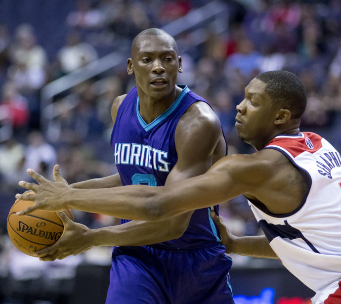 Biyombo controla un balón ante Seraphin en un partido con los Hornets.