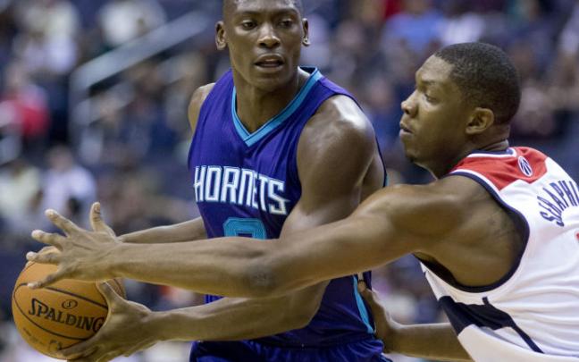 Biyombo controla un balón ante Seraphin en un partido con los Hornets.