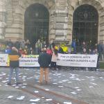 Concentración de los trabajadores de Bizkaibus ante la Diputación Foral de Bizkaia
