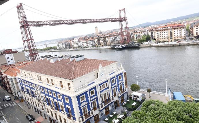 Vista del icónico Puente Colgante que conecta ambas márgenes de la Ría.