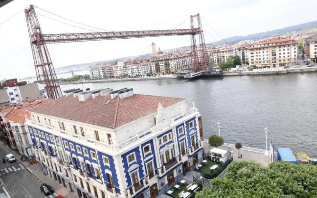 Vista del icónico Puente Colgante que conecta ambas márgenes de la Ría.
