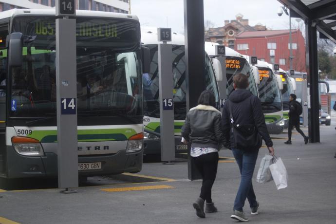 Imagen de archivo de varias unidades de Bizkaibus.