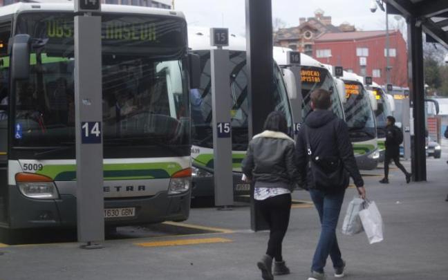 Imagen de archivo de varias unidades de Bizkaibus. Imagen de archivo de varias unidades de Bizkaibus.