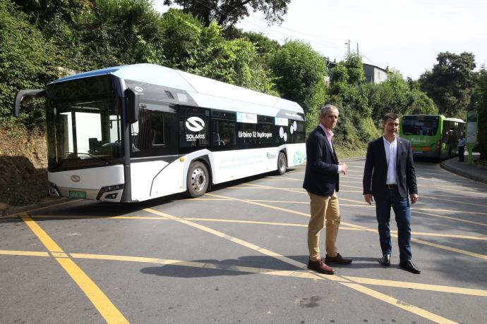 Presentación del nuevo autobús en la que ha participado el diputado foral de Transportes y Movilidad Sostenible de Bizkaia, Miguel Ángel Gómez Viar