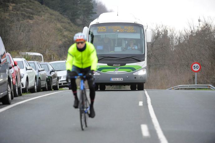 Un ciclista circula delante de una unidad de Bizkaibus