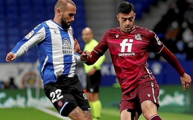 Diego Rico, a quien Imanol alineó ayer de inicio, trata de regatear al local Aleix Vidal. Diego Rico, a quien Imanol alineó ayer de inicio, trata de regatear al local Aleix Vidal.