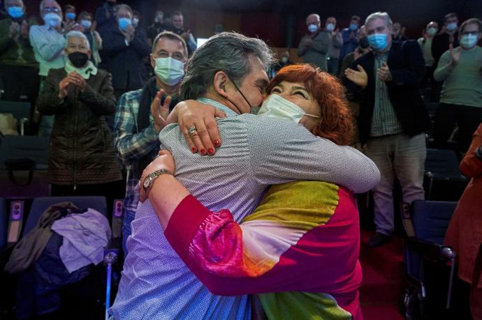 Eba Blanco se abraza a Peio Urizar tras ser reelegida secretaria general de EA.