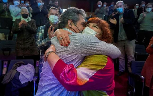 Eba Blanco se abraza a Peio Urizar tras ser reelegida secretaria general de EA.