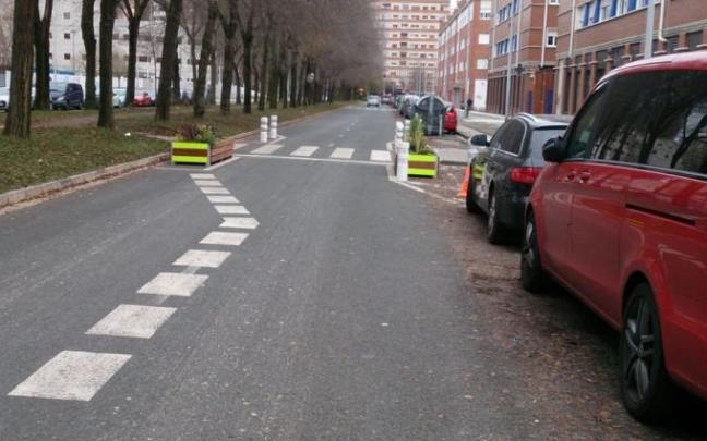 Las jardineras obligan a pasar por un único carril en ese paso de peatones de Blas de Otero.