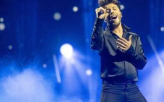 Blas Cantó (España), en un momento de su actuación durante uno de los ensayos en el Ahoy de Róterdam. Blas Cantó (España), en un momento de su actuación durante uno de los ensayos en el Ahoy de Róterdam.