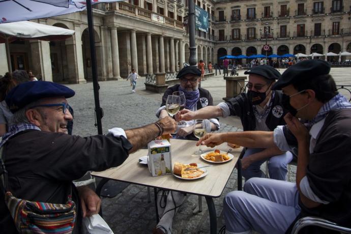 Una cuadrilla de blusas disfruta del ambiente de las no fiestas de Vitoria.