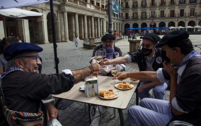 Una cuadrilla de blusas disfruta del ambiente de las no fiestas de Vitoria.