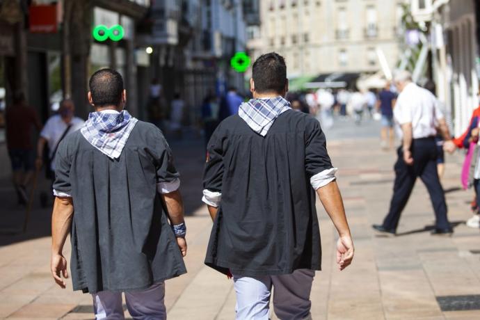 Dos blusas pasean por las calles de Vitoria.