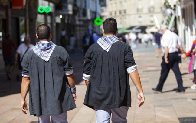 Dos blusas pasean por las calles de Vitoria.