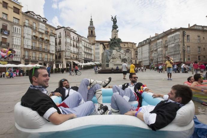 Un grupo de blusas se relaja en una piscina hinchable en la Virgen Blanca, en una imagen de archivo