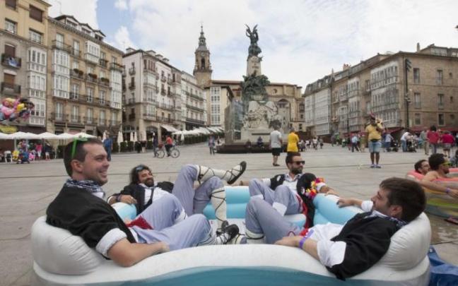 Un grupo de blusas se relaja en una piscina hinchable en la Virgen Blanca, en una imagen de archivo