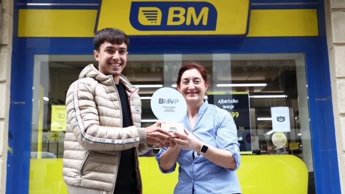 Martín Zubimendi recoge su premio como MVP de la temporada.