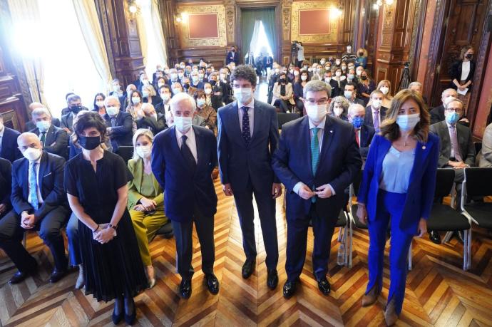 Idoia Postigo, José Antonio Garrido, Unai Rementeria, Juan Mari Aburto y Olatz Garamendi, con los miembros de la asamblea a sus espaldas esta mañana.