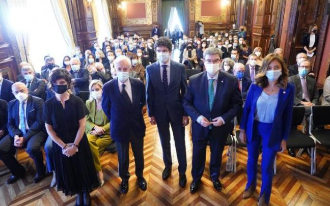 Idoia Postigo, José Antonio Garrido, Unai Rementeria, Juan Mari Aburto y Olatz Garamendi, con los miembros de la asamblea a sus espaldas esta mañana.