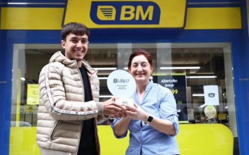 Martín Zubimendi recoge su premio como MVP de la temporada. Martín Zubimendi recoge su premio como MVP de la temporada.