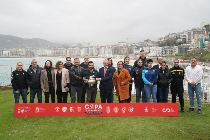 Foto de familia de los representantes de las diferentes instituciones en el Palacio Miramar de Donostia.