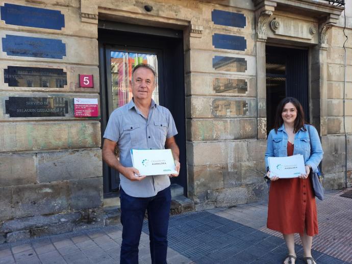 El portavoz de EH Bildu, Kike Fernández de Pinedo, y la juntera Ainhize Solaun en el Registro foral.