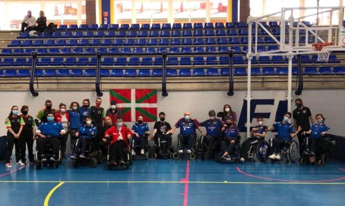 Deportistas de distintos clubes vascos de boccia.