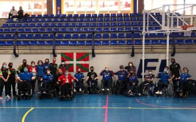 Deportistas de distintos clubes vascos de boccia.