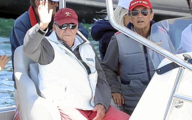 Juan Carlos I y Pedro Campos en una embarcación auxiliar durante la regata de ayer. Foto: Europa Press