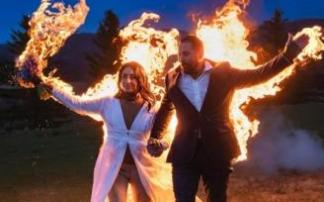Ambyr y Gabriel, llegando al banquete envueltos en llamas. Ambyr y Gabriel, llegando al banquete envueltos en llamas.
