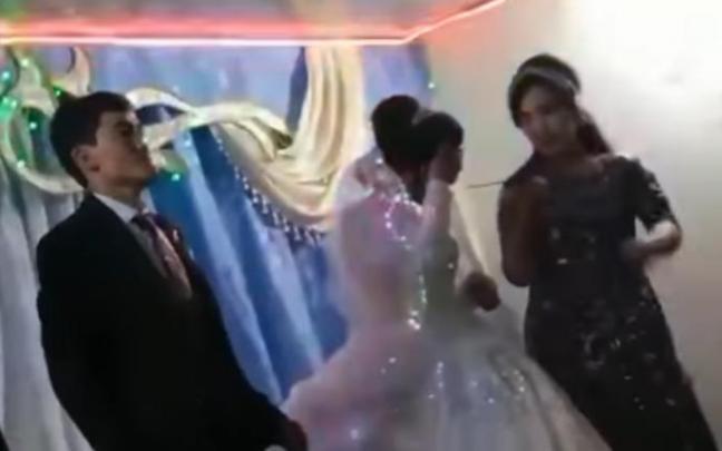 El novio, impasible tras agredir a la novia, que muestra gestos de dolor. El novio, impasible tras agredir a la novia, que muestra gestos de dolor.