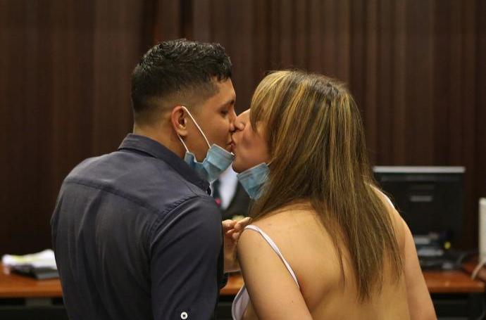 Una pareja con mascarilla celebra su boda civil en el juzgado en plena pandemia